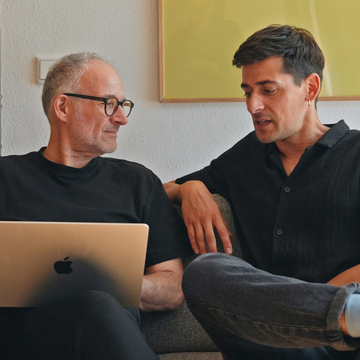 Zwei Kollegen von seitenweise besprechen ein Projekt am Laptop