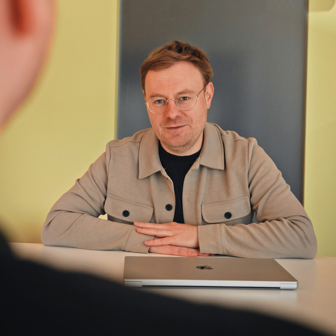 Mitarbeiter von seitenweise im Gespräch am Besprechungstisch