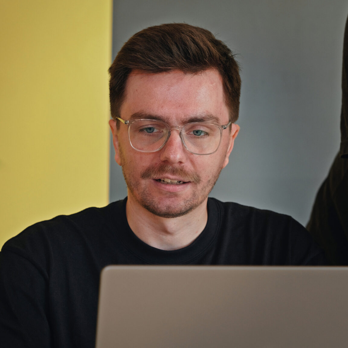 Mitarbeiter von seitenweise arbeitet am Laptop