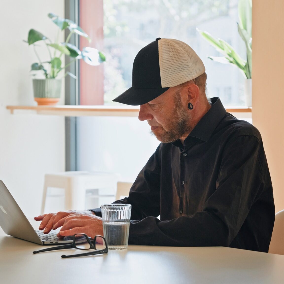 Mitarbeiter von seitenweise arbeitet am Laptop