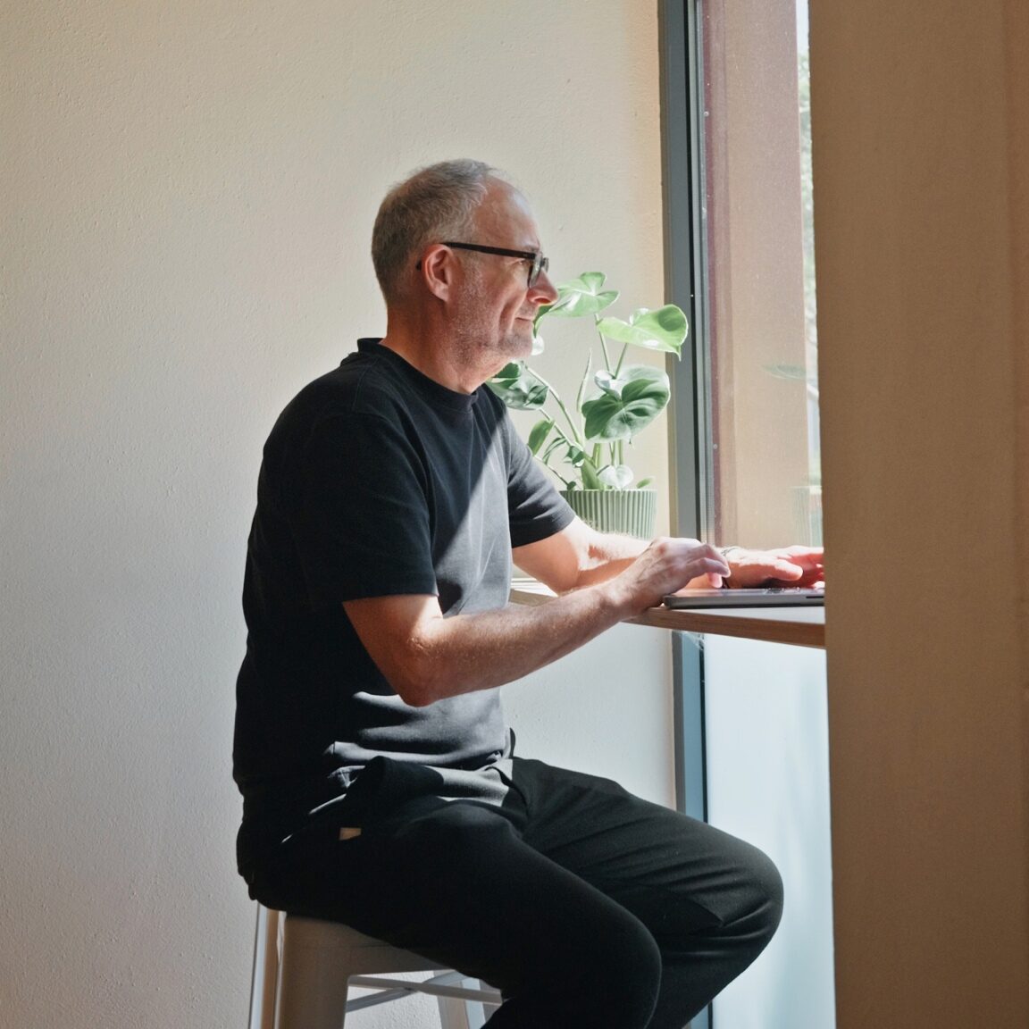 Kollege von seitenweise arbeitet am Laptop