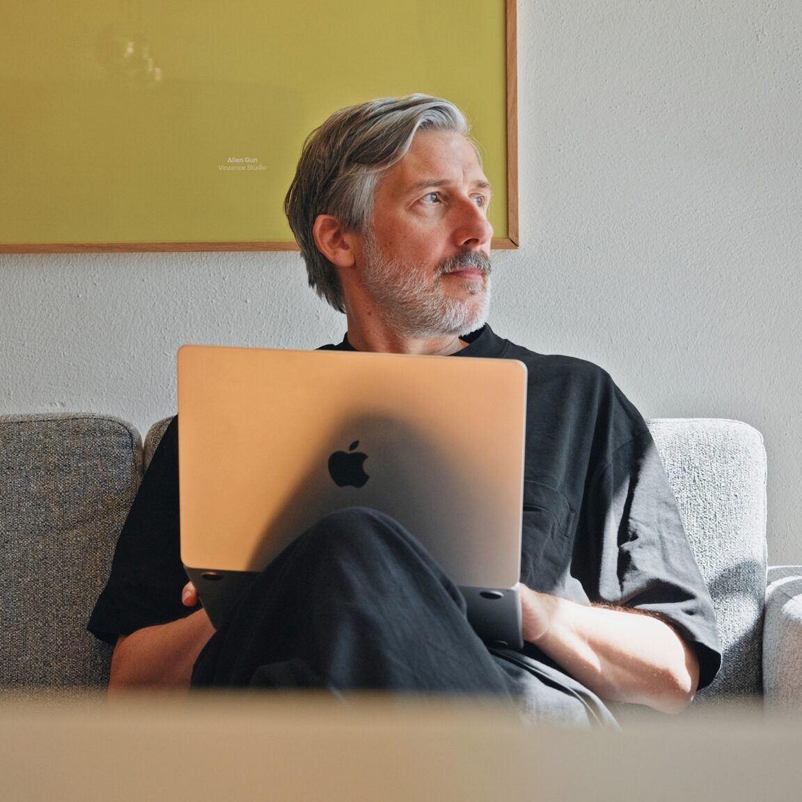 Kollege von seitenweise arbeitet am Laptop