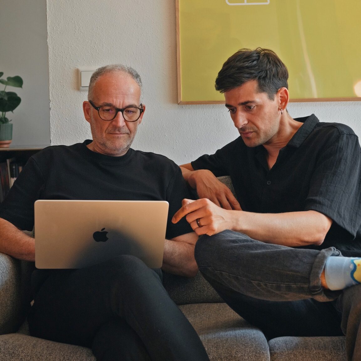 Zwei Kollegen von seitenweise arbeiten gemeinsam am Laptop