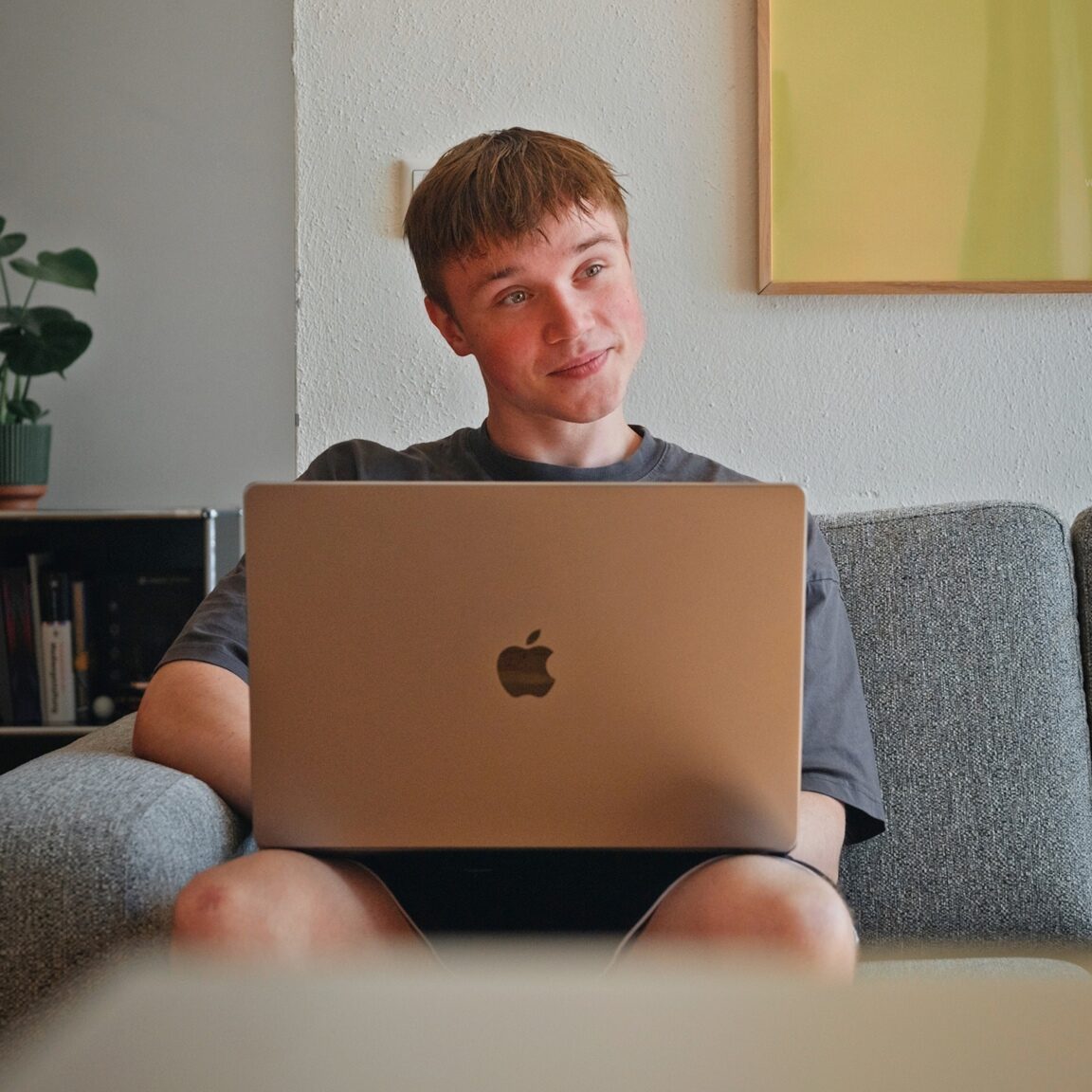 Mitarbeiter von seitenweise arbeitet am Laptop