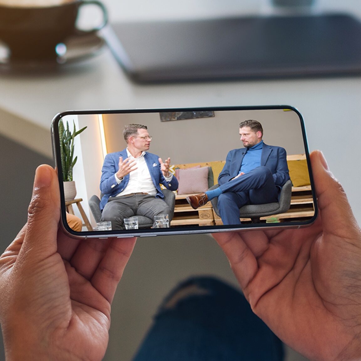Webinar mit einem Expertenpanel auf dem Smartphone