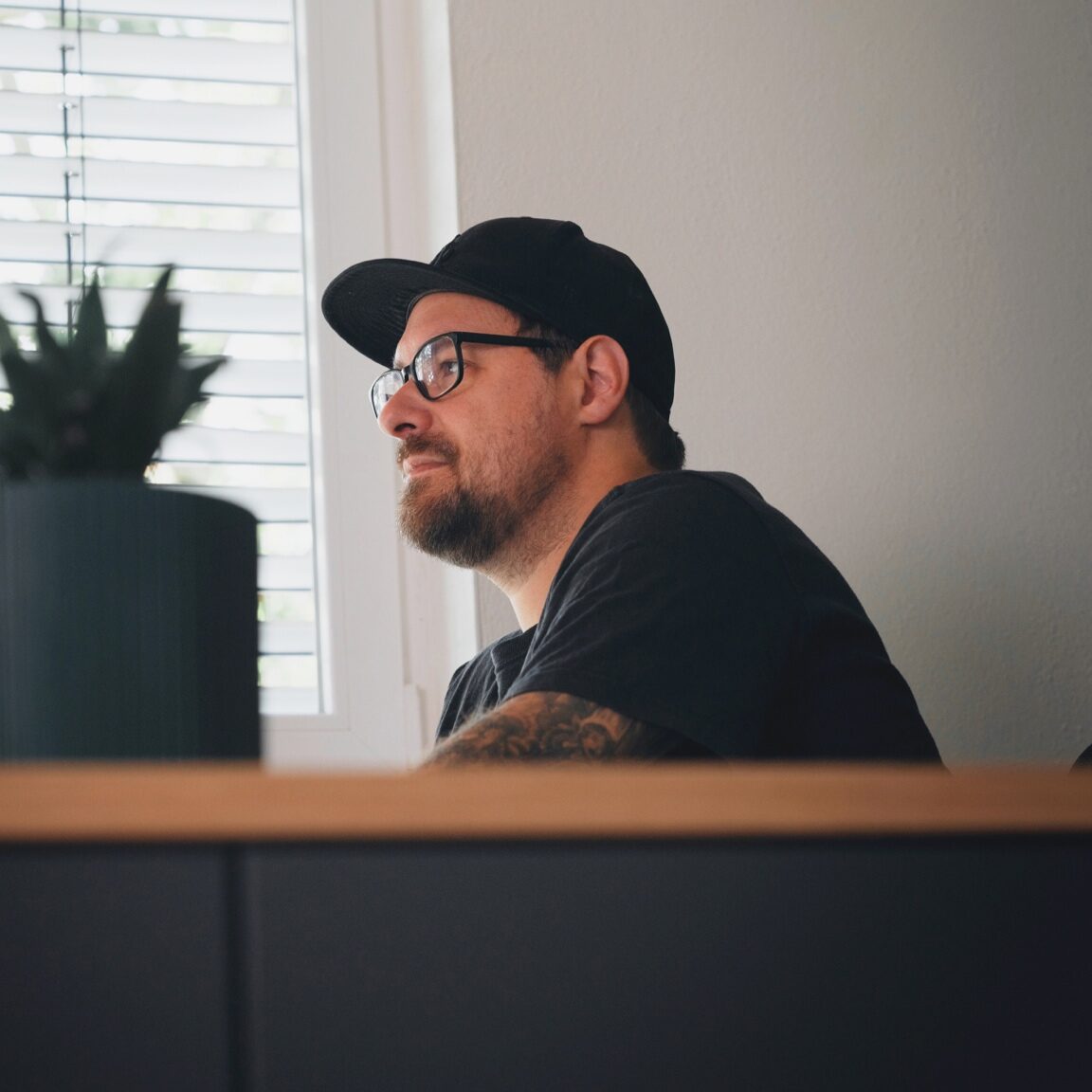 Mitarbeiter von seitenweise arbeitet an einem Projekt am Schreibtisch