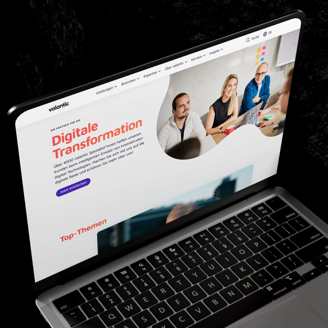 Mockup von einem Laptop auf dem die Startseite der Website valantic.com zu sehen ist.