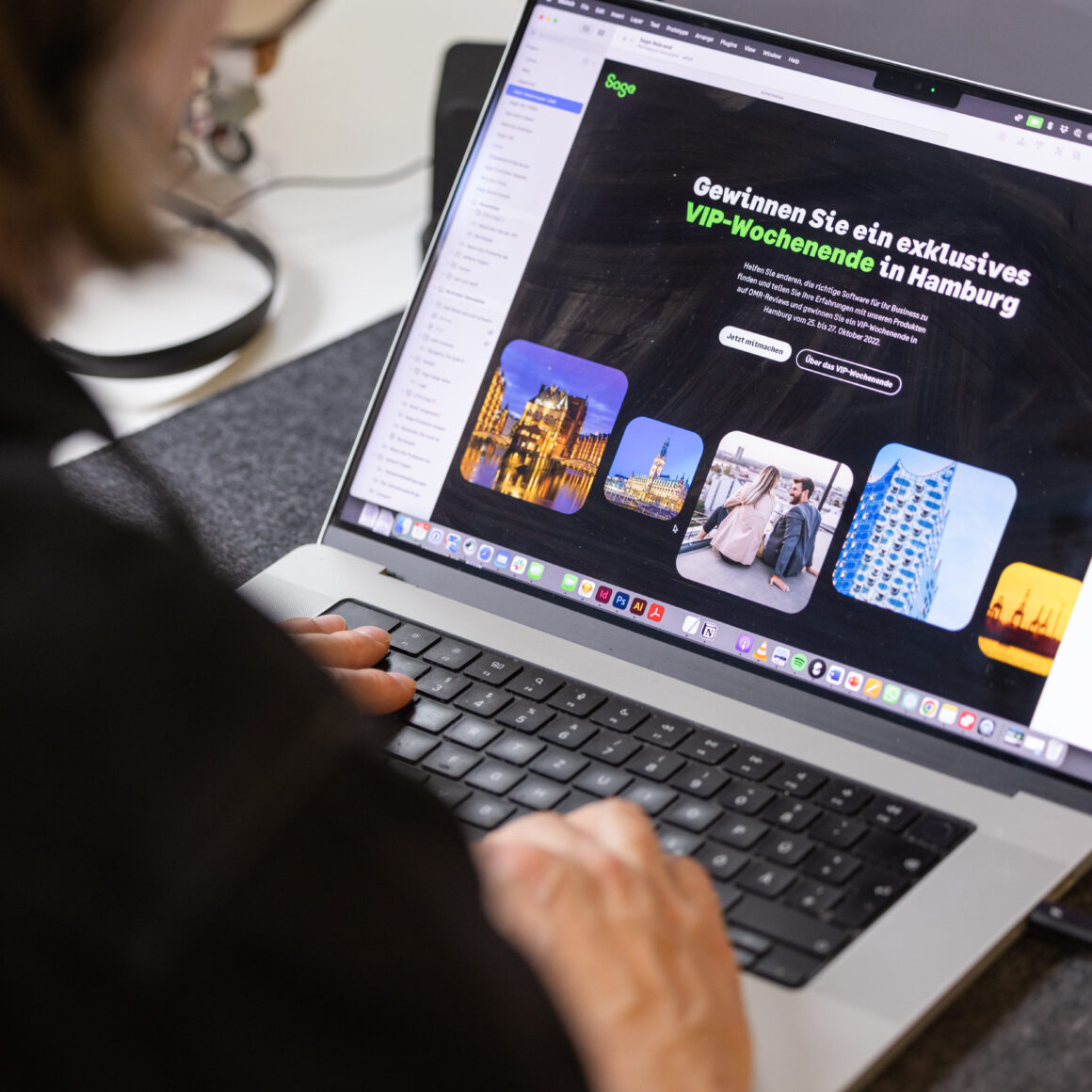 Nahaufnahme eines Computers, auf dem eine WordPress Website der Digitalagentur seitenweise zu sehen ist.