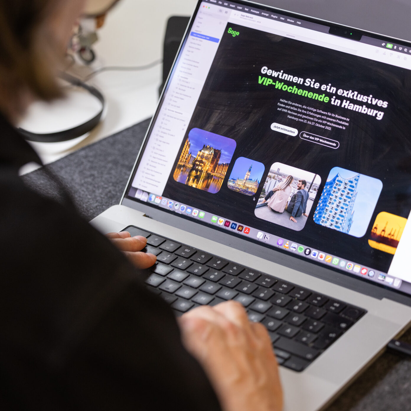 Nahaufnahme eines Computers, auf dem eine WordPress Website der Digitalagentur seitenweise zu sehen ist.