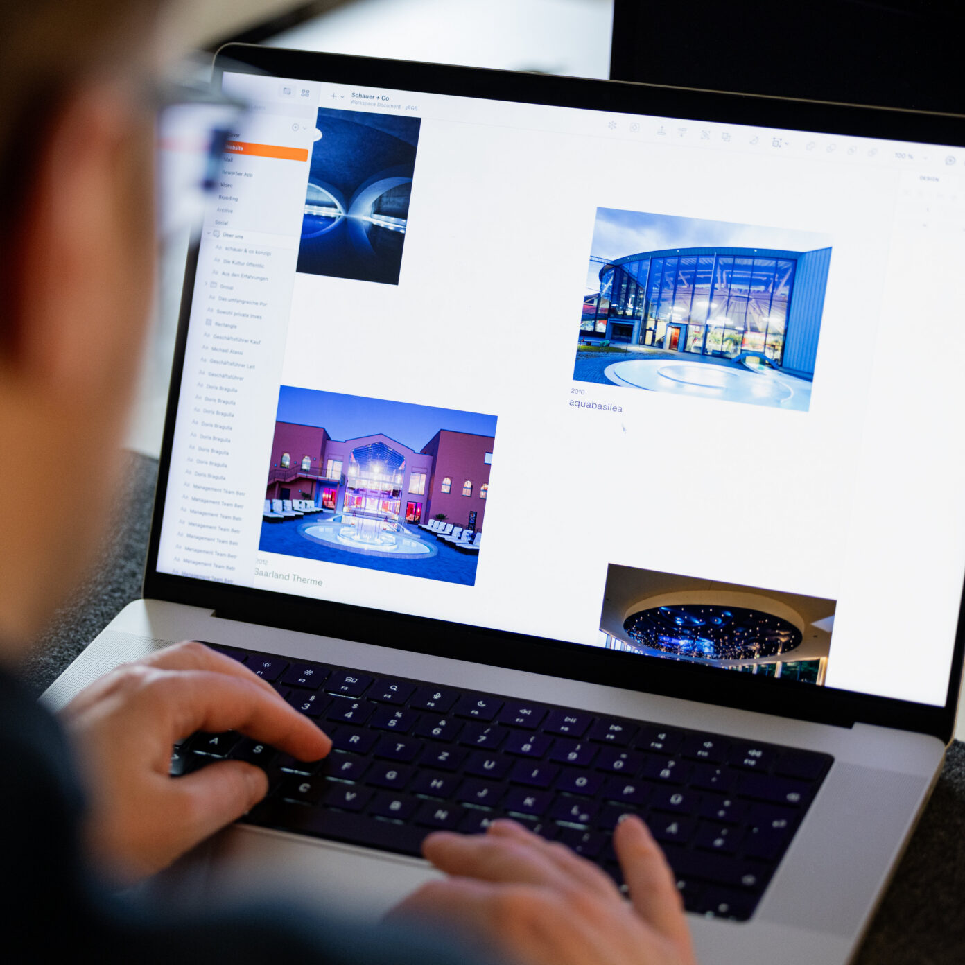 Nahaufnahme eines Computers, auf dem eine WordPress Website der Digitalagentur seitenweise zu sehen ist.