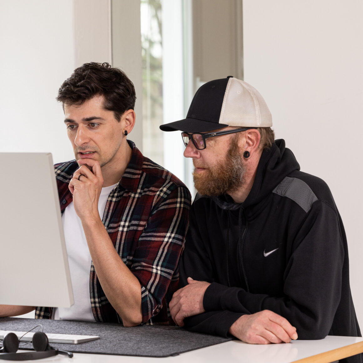 Webentwickler Jordi und TYPO3-Entwickler Udo sprechen über die TYPO3 Website eines Kunden