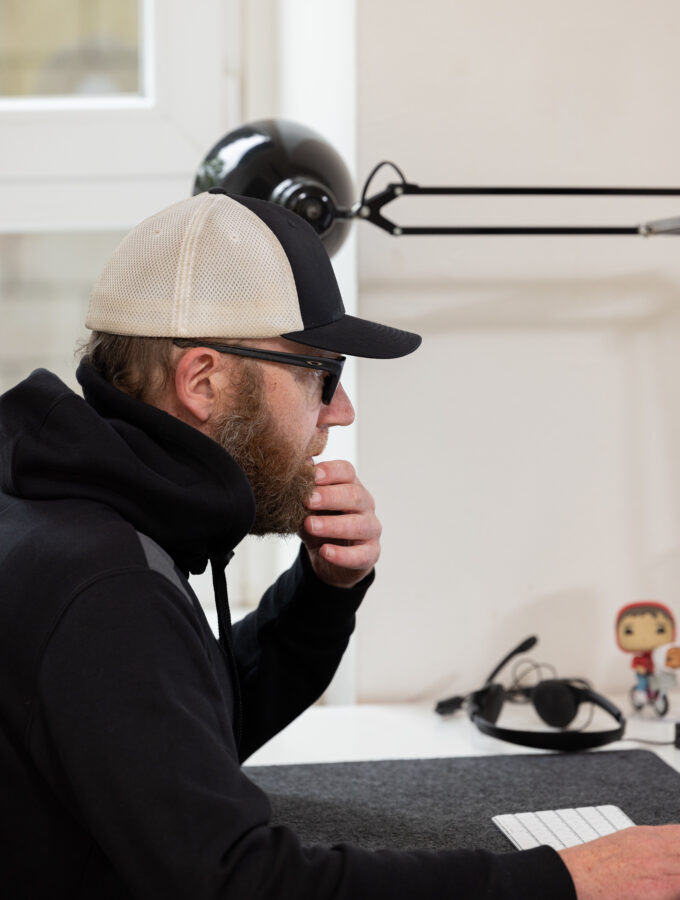 Webentwickler Udo sieht sich am Rechner die Umsetzung eine TYPO3 Webseite an.