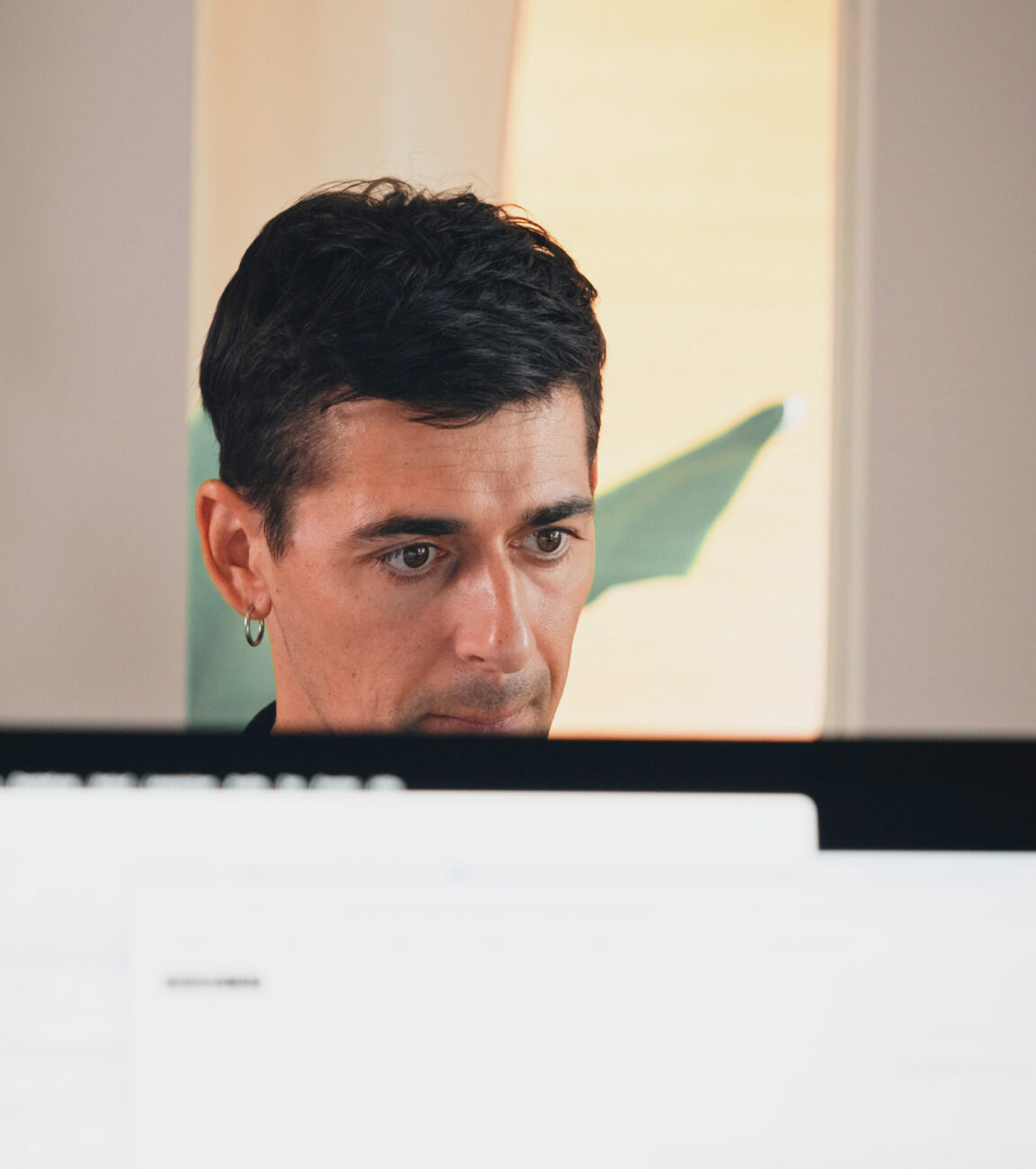 Mitarbeiter von seitenweise am Arbeitsplatz im Büro