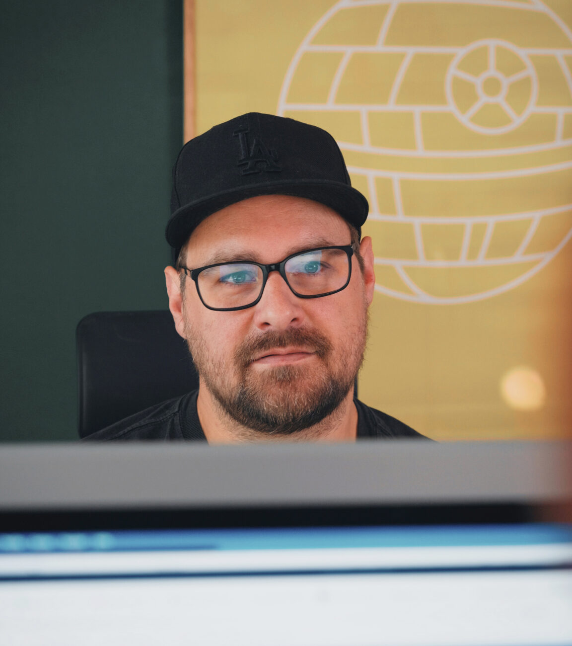 Mitarbeiter von seitenweise arbeitet an einem Projekt am Bildschirm