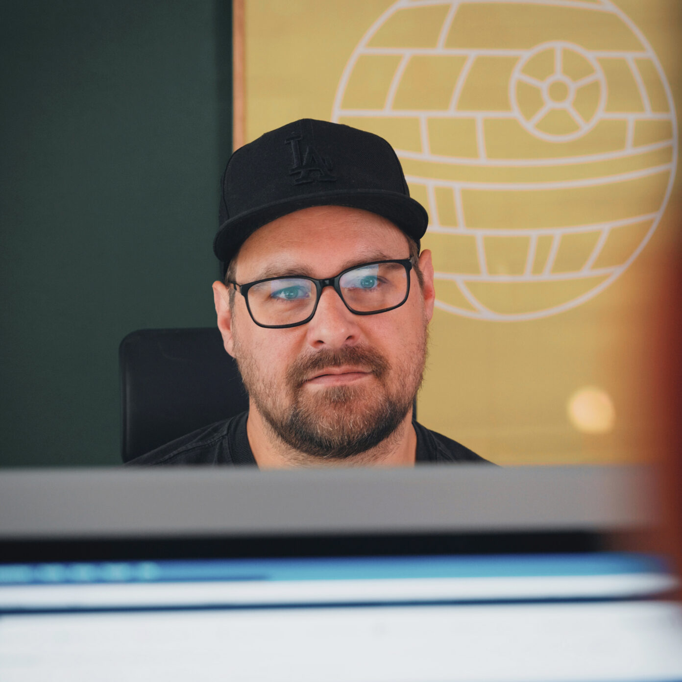 Mitarbeiter von seitenweise arbeitet an einem Projekt am Bildschirm