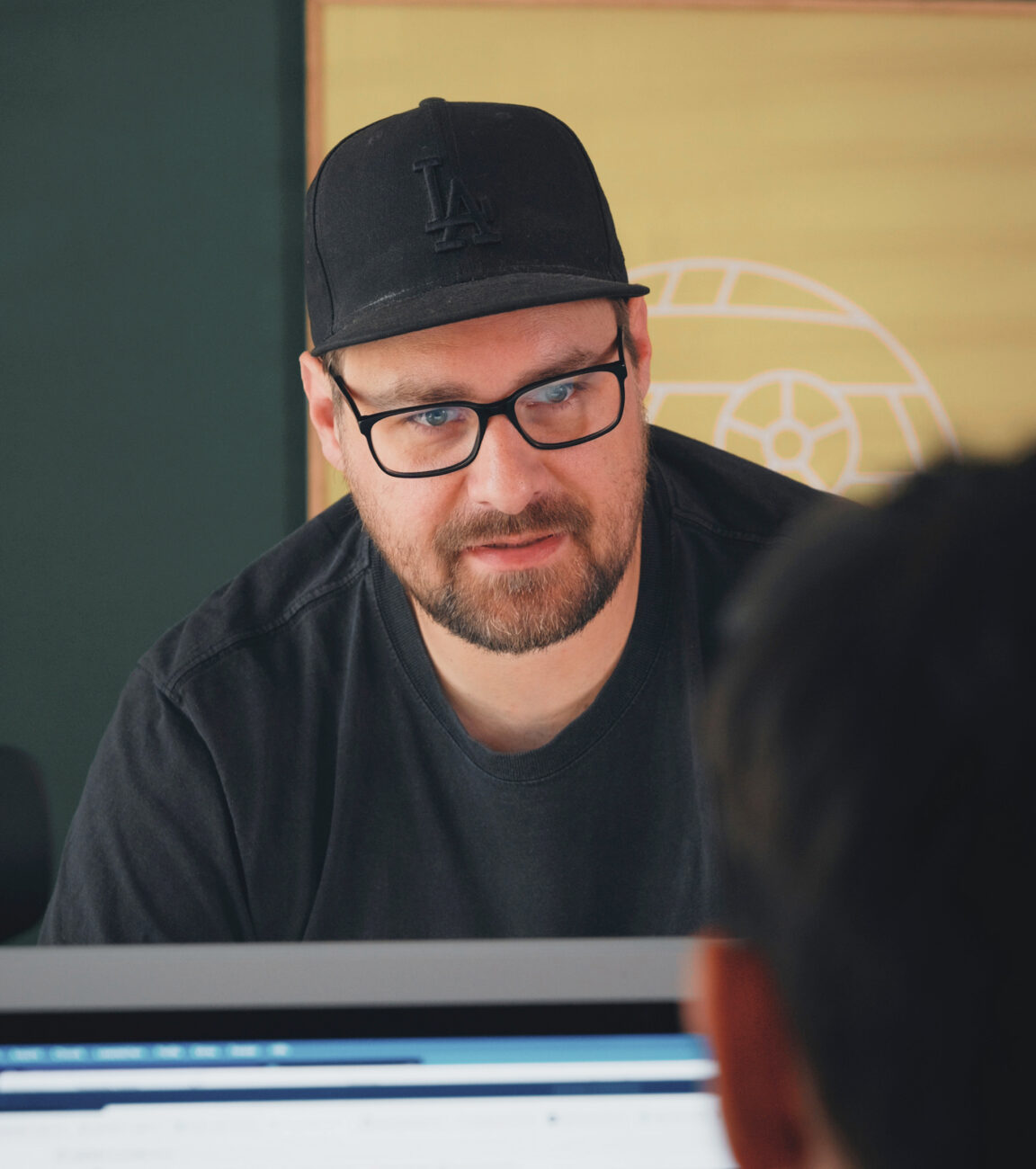Mitarbeiter von seitenweise entwickelt an einer Website