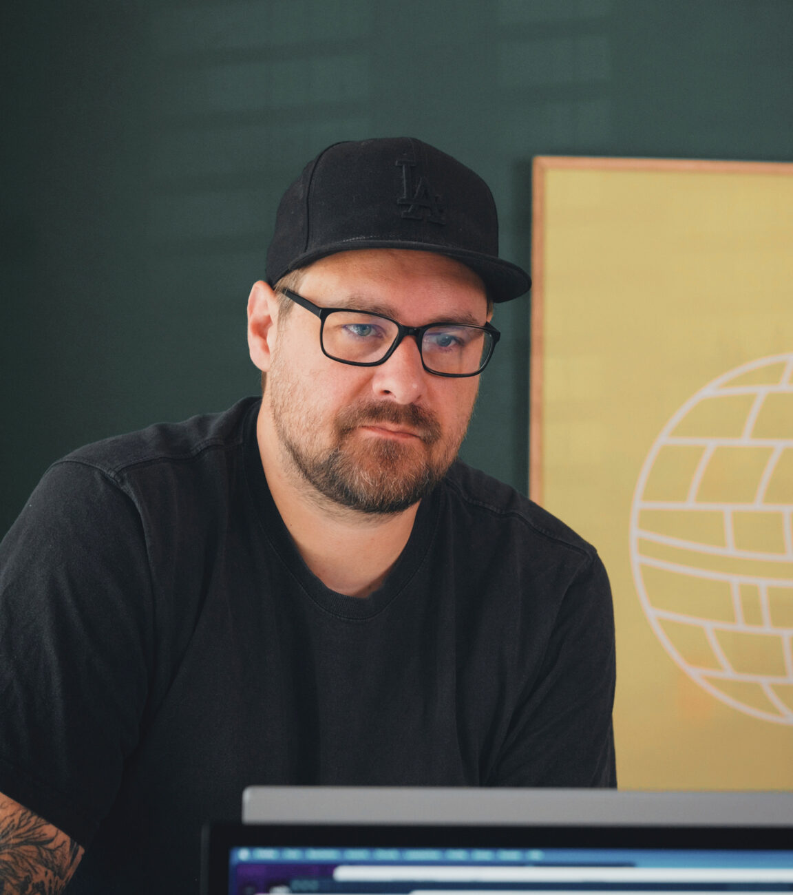 Mitarbeiter von seitenweise bei der Projektarbeit am Monitor
