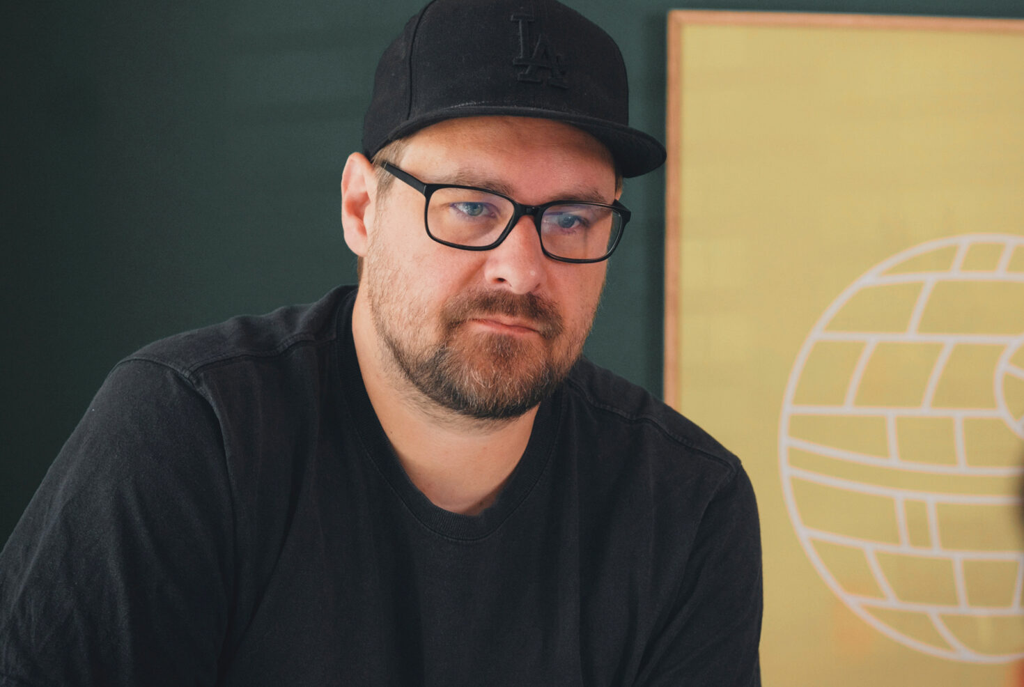 Mitarbeiter von seitenweise bei der Projektarbeit am Monitor