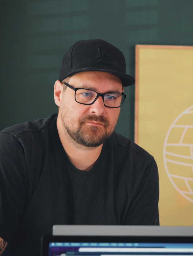 Mitarbeiter von seitenweise bei der Projektarbeit am Monitor