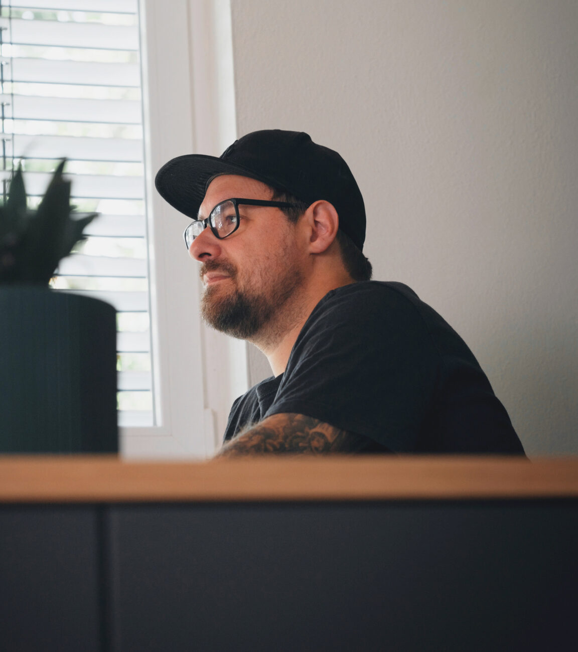 Mitarbeiter von seitenweise arbeitet am Schreibtisch im Büro