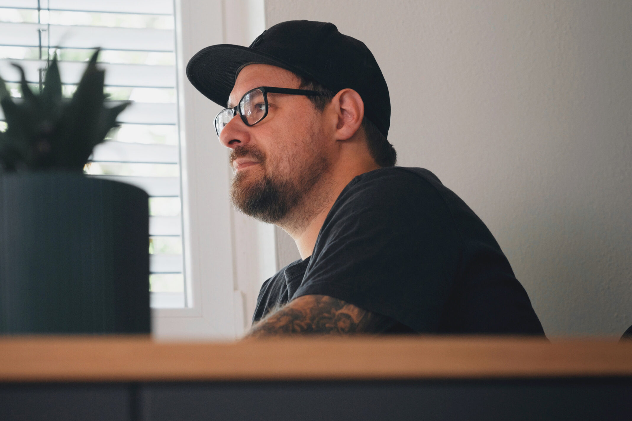 Mitarbeiter von seitenweise arbeitet am Schreibtisch im Büro