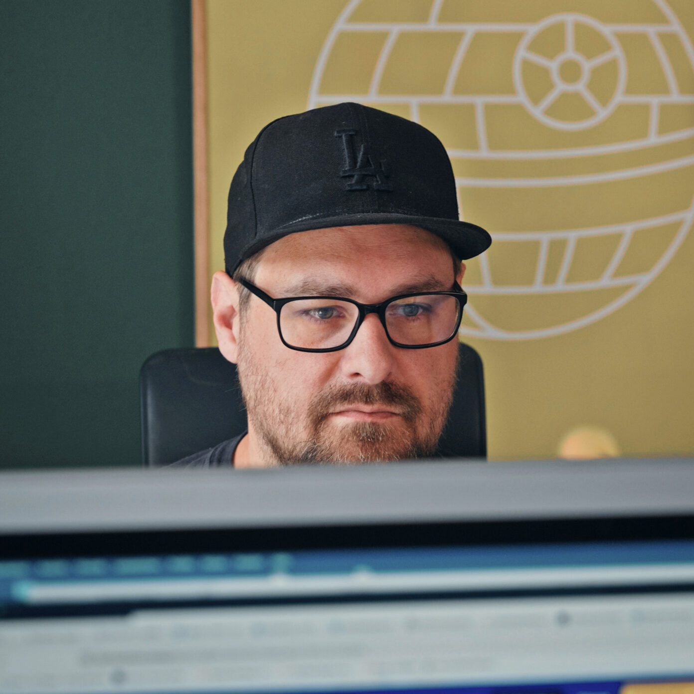 Mitarbeiter von seitenweise prüft ein Projekt am Bildschirm