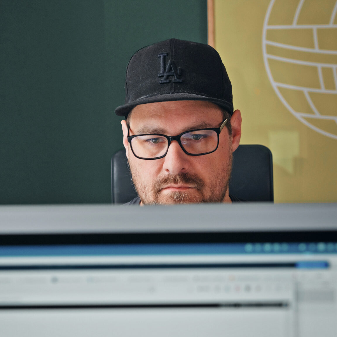 Mitarbeiter von seitenweise arbeitet konzentriert am Rechner