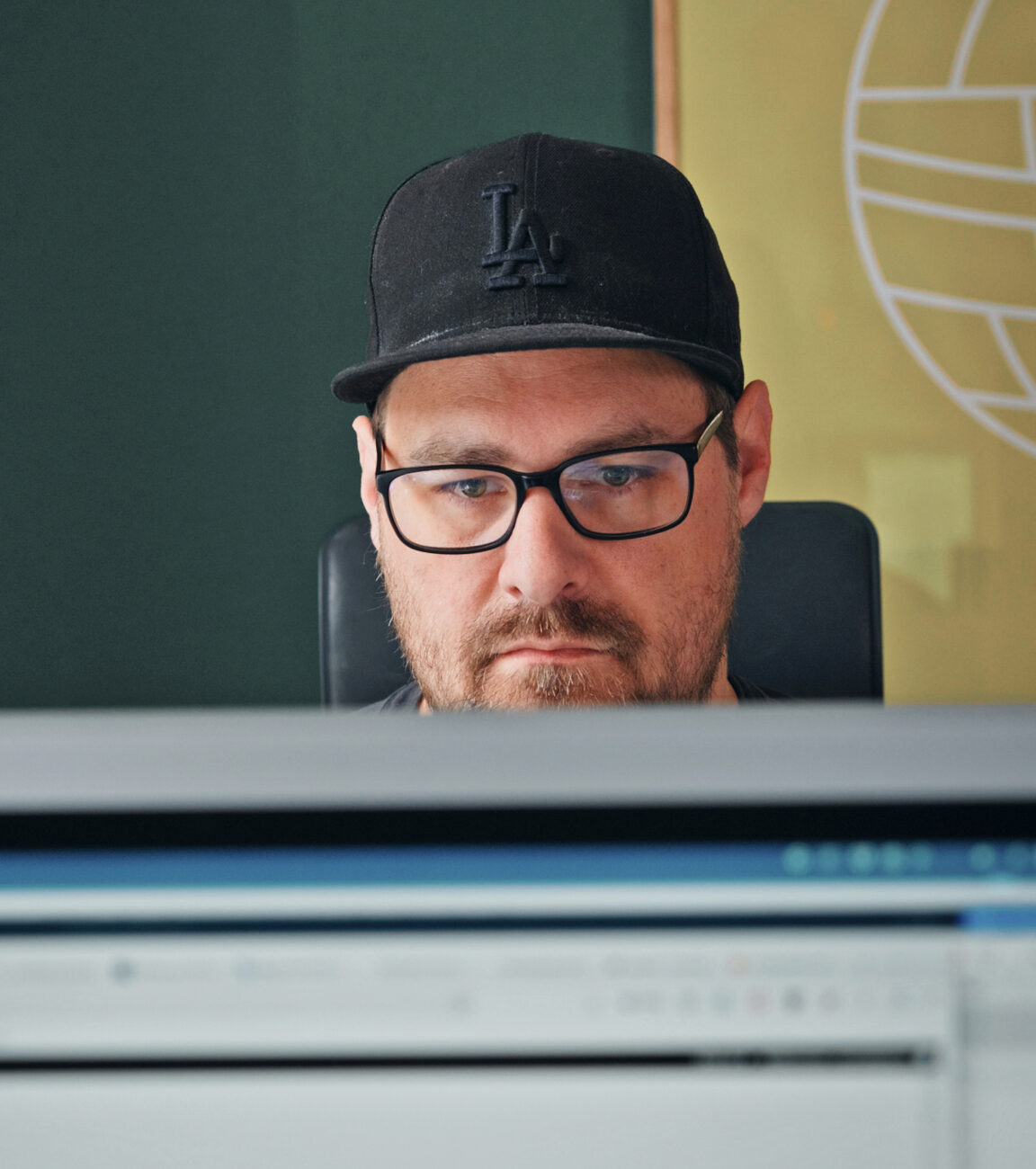 Mitarbeiter von seitenweise arbeitet konzentriert am Rechner