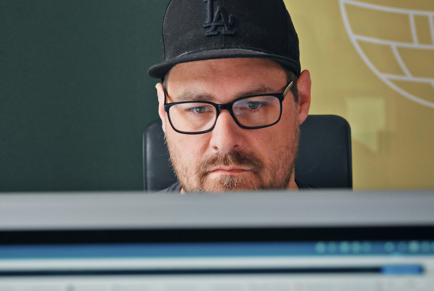 Mitarbeiter von seitenweise arbeitet konzentriert am Rechner