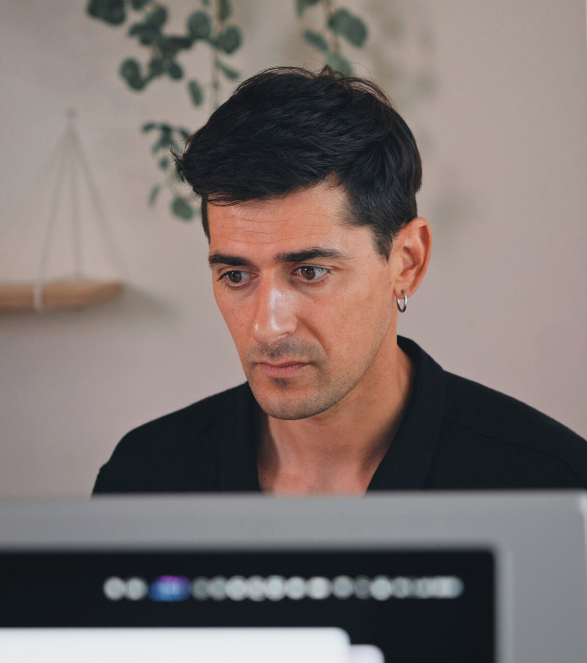 Mitarbeiter von seitenweise arbeitet an einem Projekt am Bildschirm