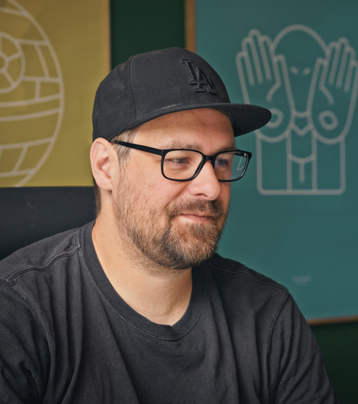Mitarbeiter von seitenweise am Schreibtisch bei der Projektarbeit