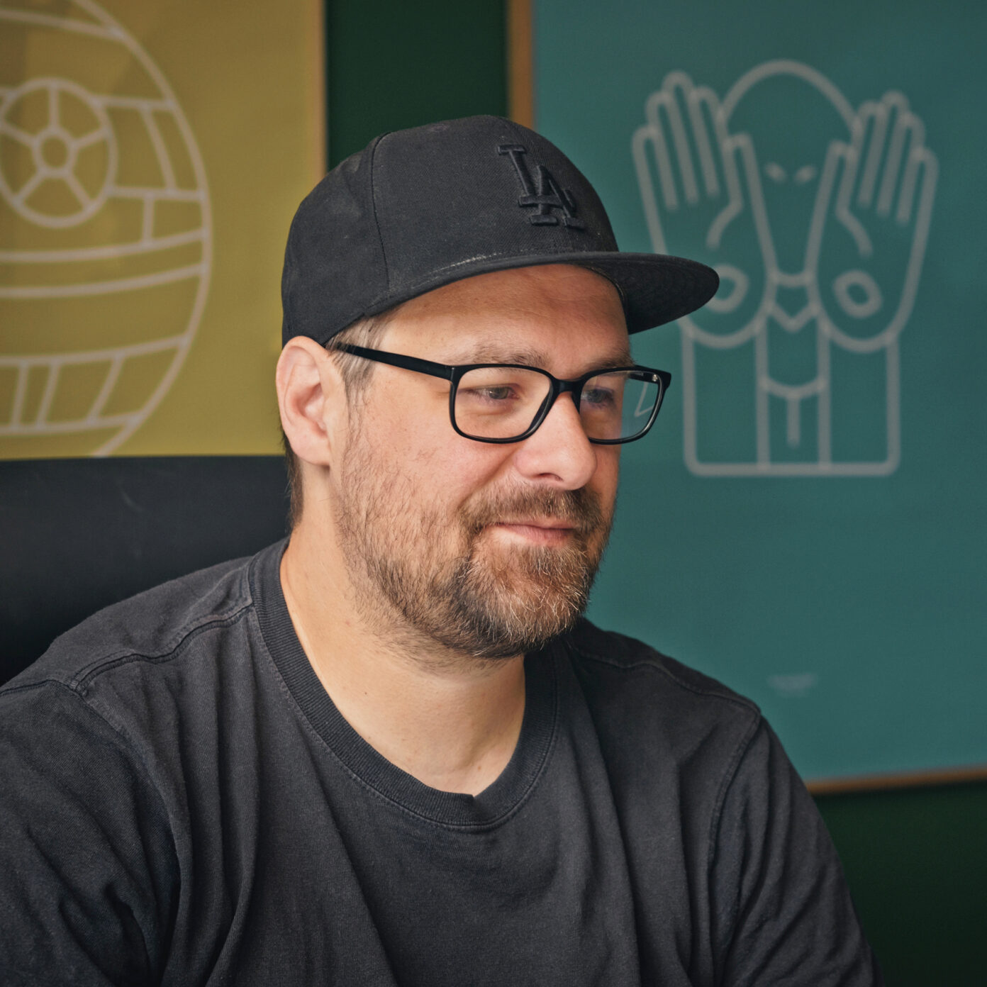 Mitarbeiter von seitenweise am Schreibtisch bei der Projektarbeit