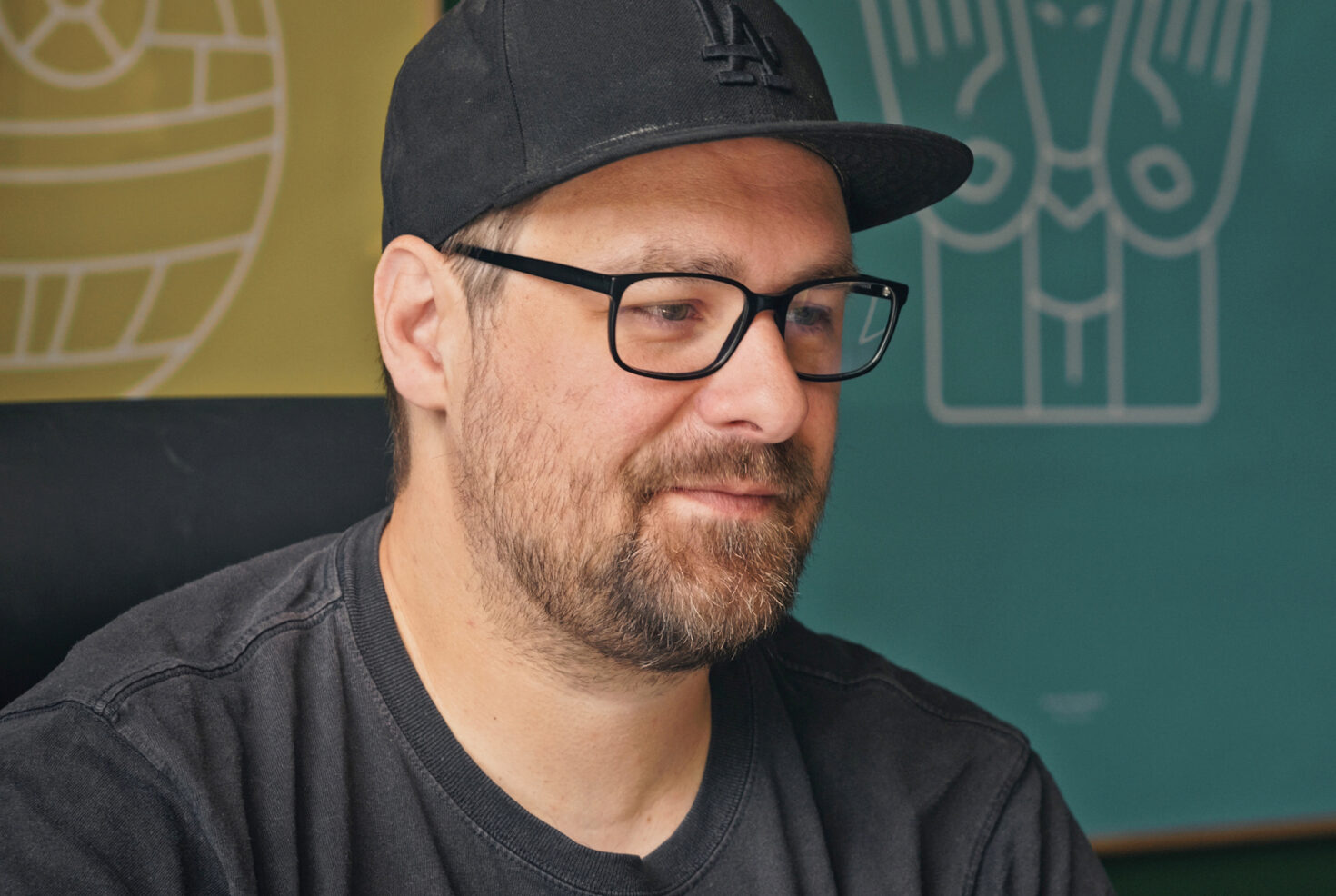 Mitarbeiter von seitenweise am Schreibtisch bei der Projektarbeit