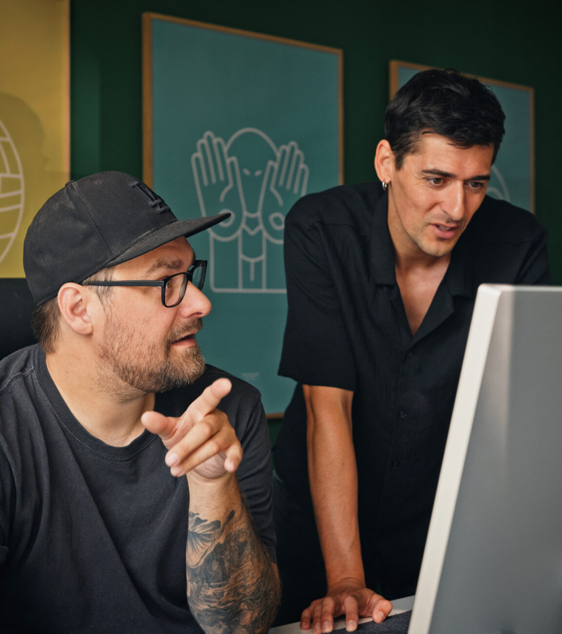 Zwei Kollegen von seitenweise arbeiten gemeinsam an einem Projekt