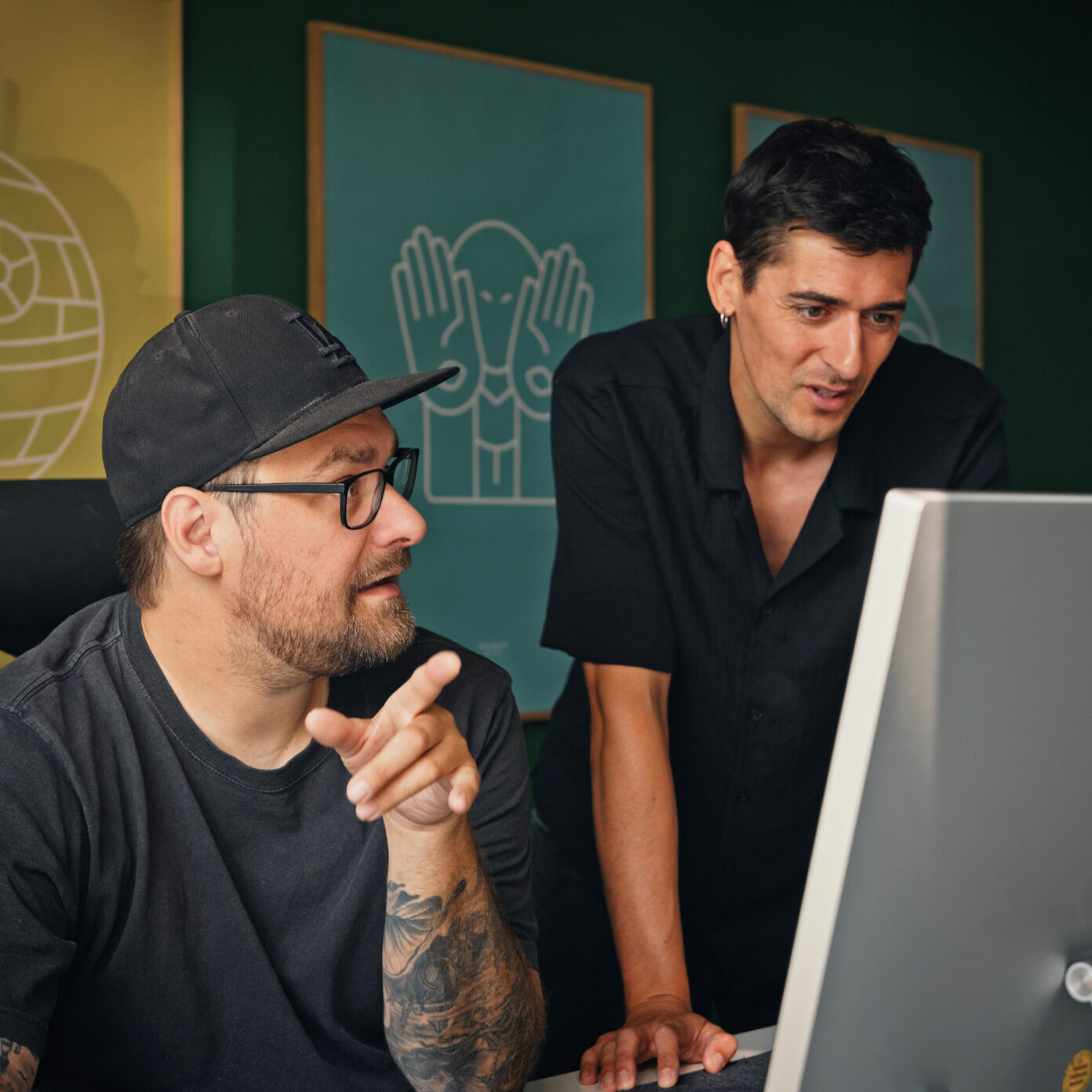 Zwei Kollegen von seitenweise arbeiten gemeinsam an einem Projekt