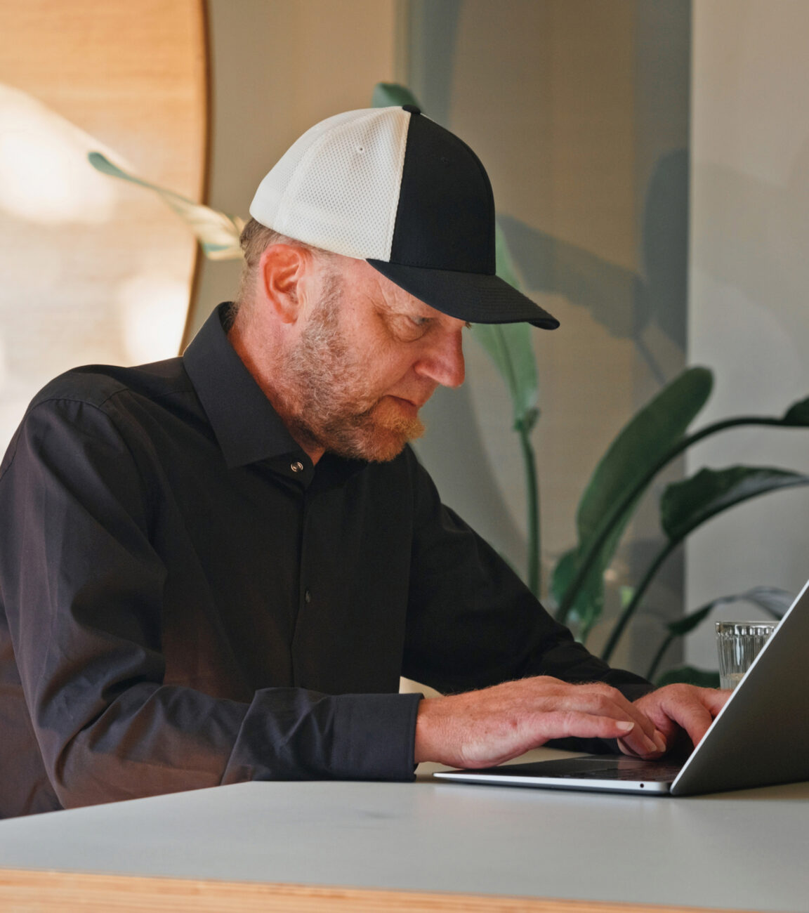 Mitarbeiter von seitenweise arbeitet am Laptop an einem Projekt