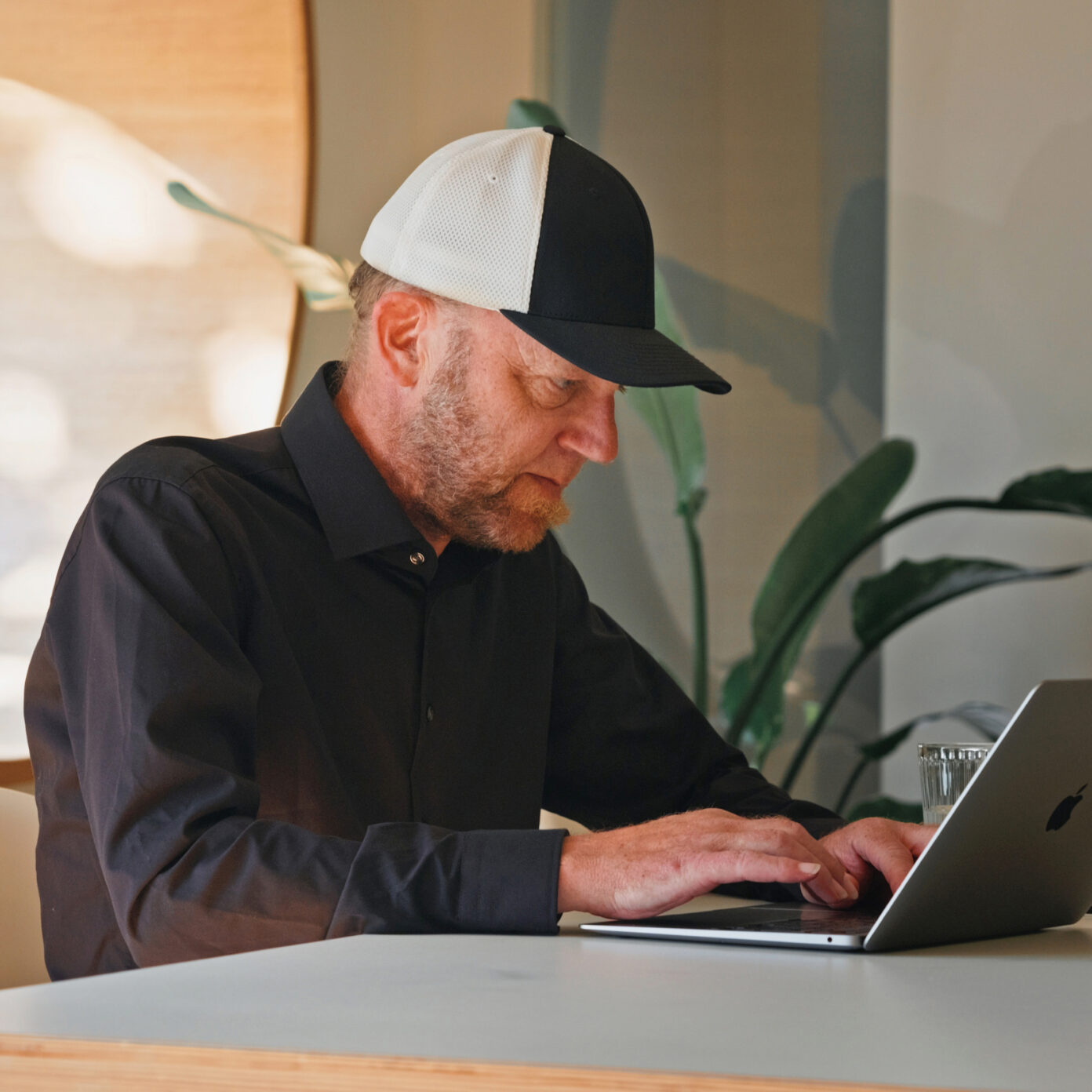 Mitarbeiter von seitenweise arbeitet am Laptop an einem Projekt