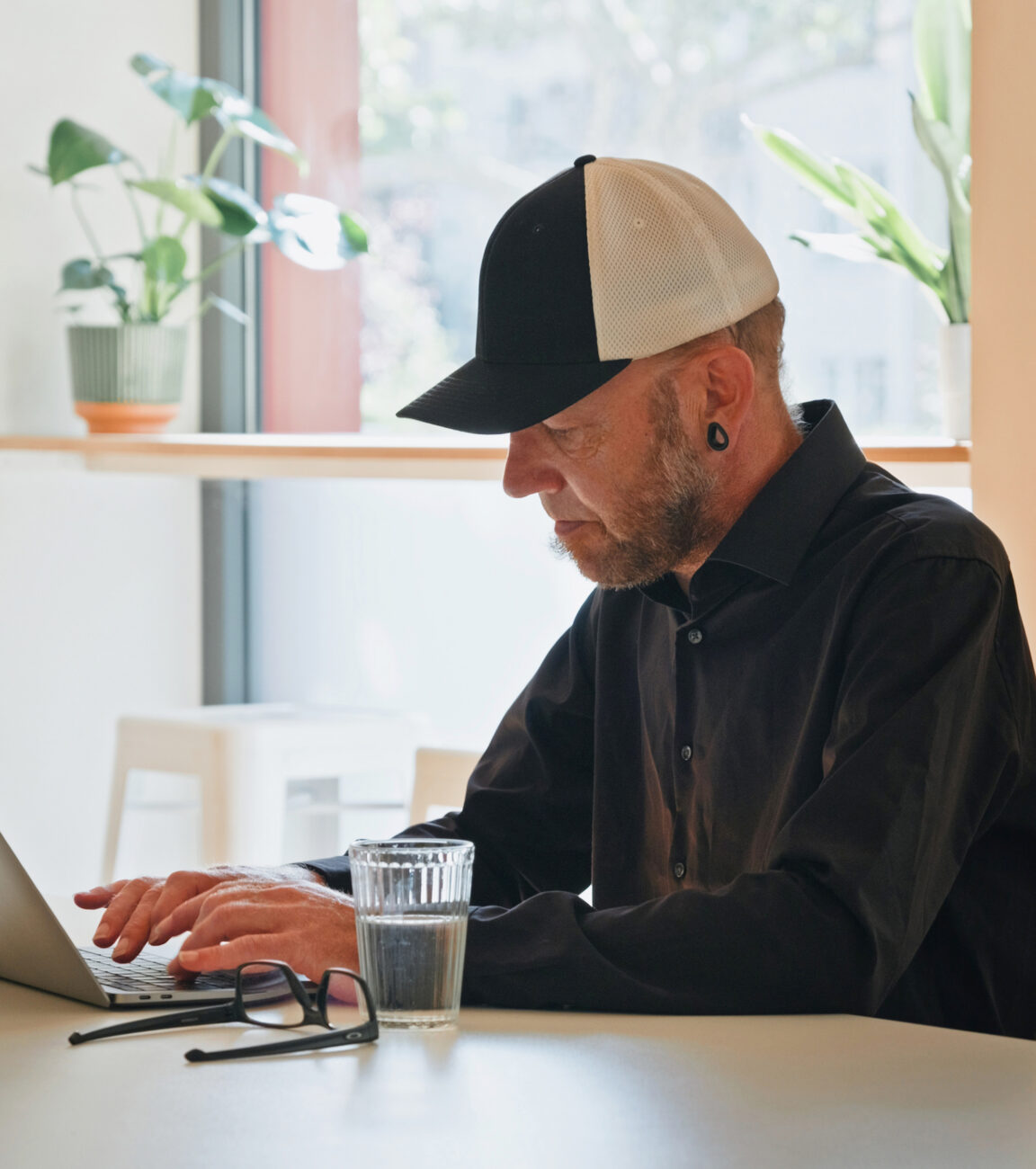 Mitarbeiter von seitenweise arbeitet am Laptop an einem Kundenprojekt