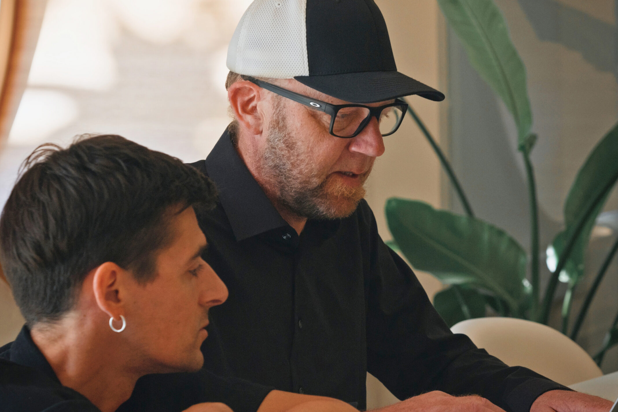Zwei Kollegen von seitenweise besprechen ein Projekt am Tisch