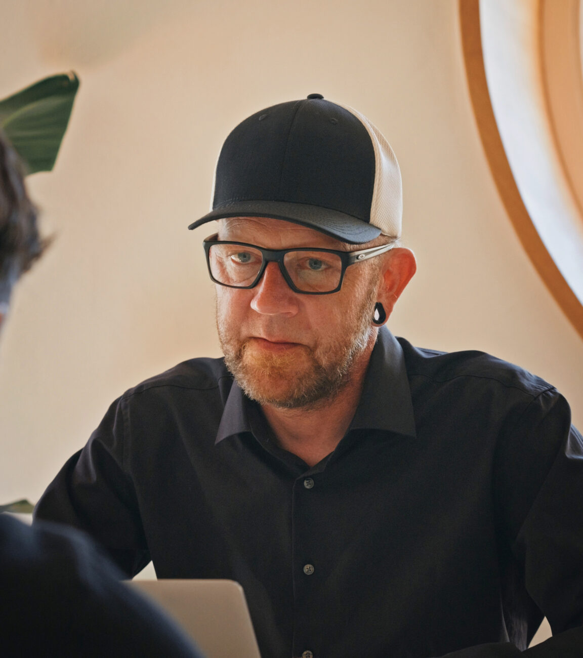 Mitarbeiter von seitenweise in einer Projektbesprechung