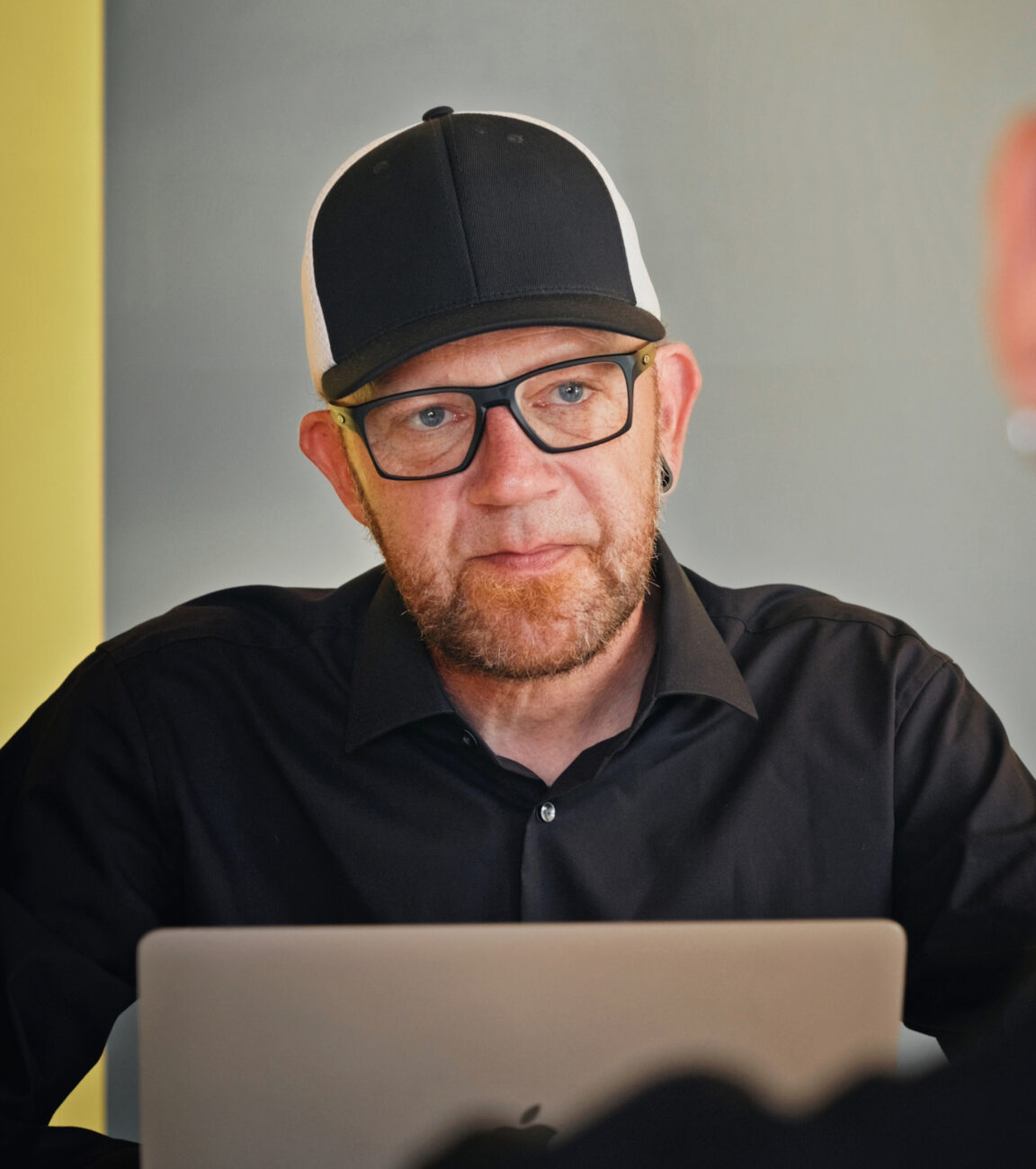 Mitarbeiter von seitenweise arbeitet in einer Besprechung am Laptop