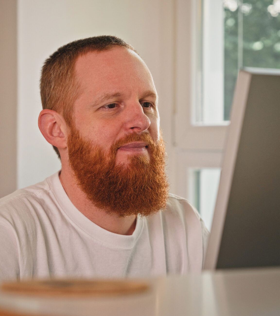 Mitarbeiter von seitenweise arbeitet an einem Projekt am Bildschirm