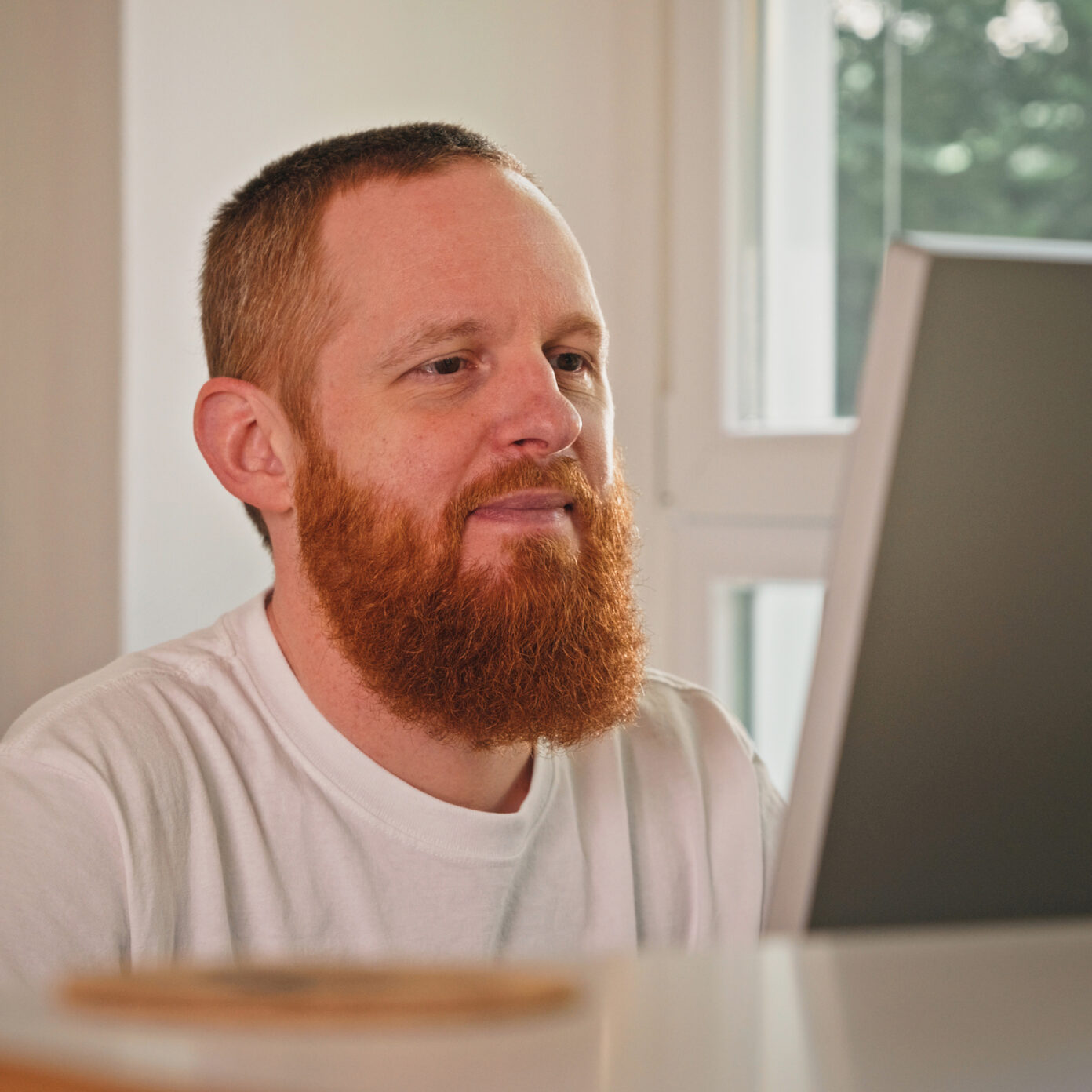 Mitarbeiter von seitenweise arbeitet an einem Projekt am Bildschirm