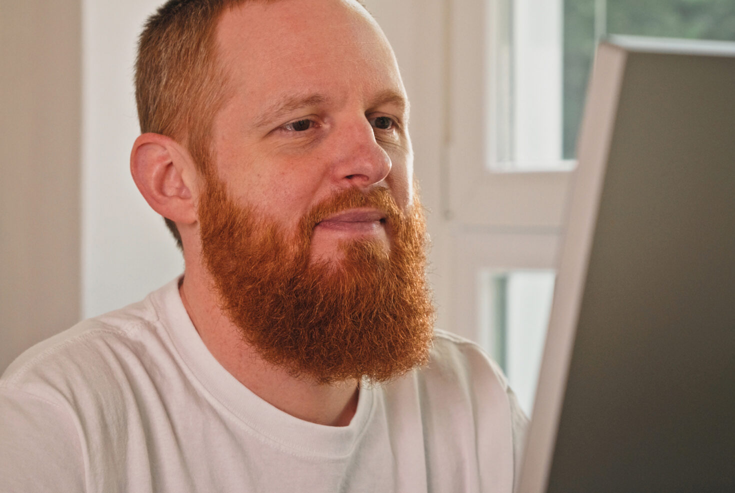 Mitarbeiter von seitenweise arbeitet an einem Projekt am Bildschirm