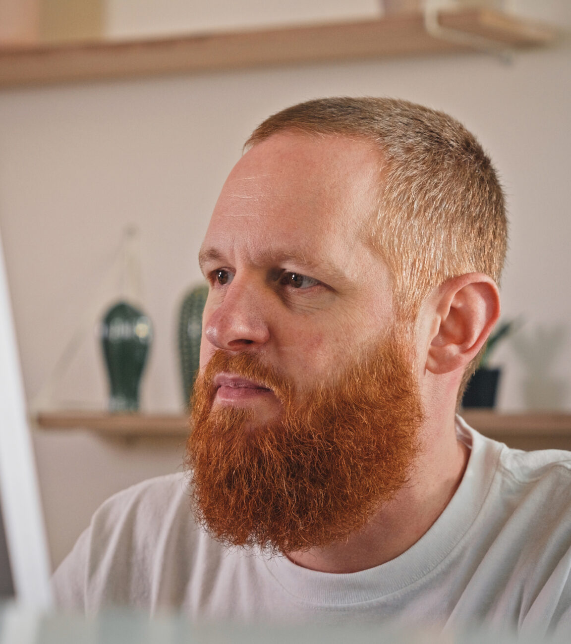 Mitarbeiter von seitenweise bei der Arbeit am Monitor