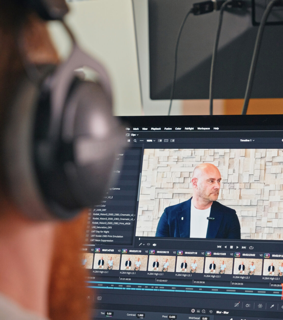 Bearbeitung eines Videoprojekts am Bildschirm
