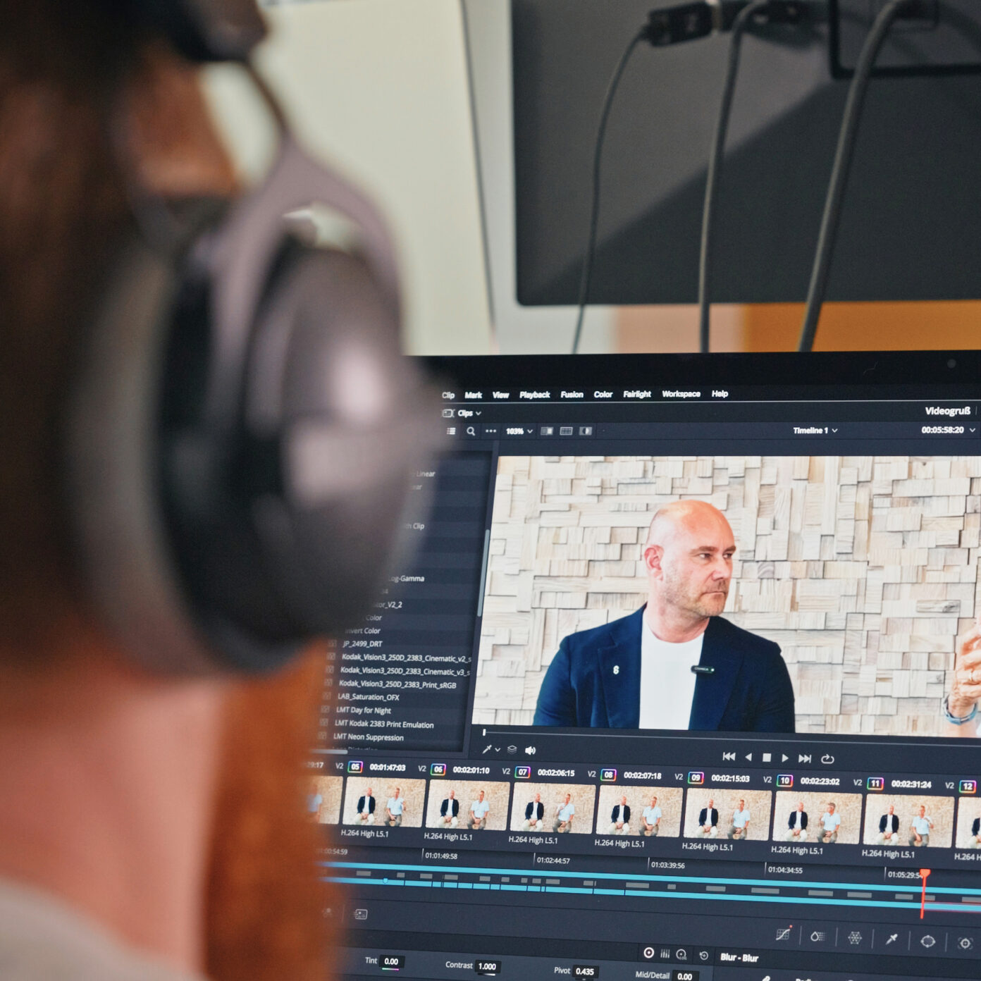 Bearbeitung eines Videoprojekts am Bildschirm