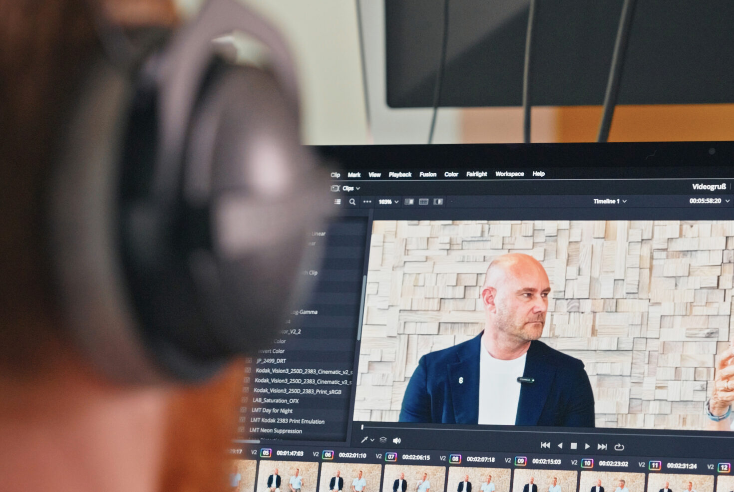 Bearbeitung eines Videoprojekts am Bildschirm