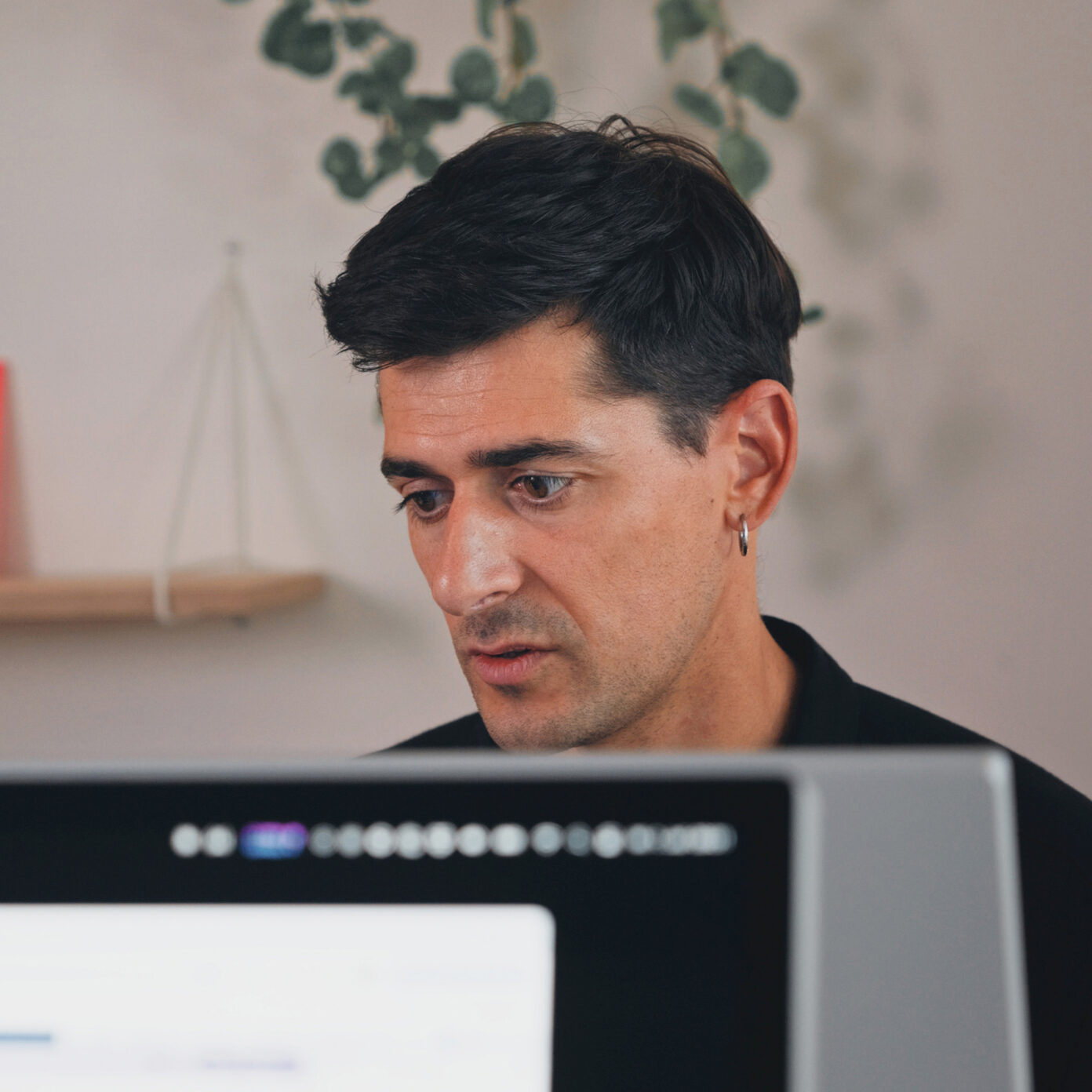 Mitarbeiter von seitenweise prüft ein Projekt am Monitor