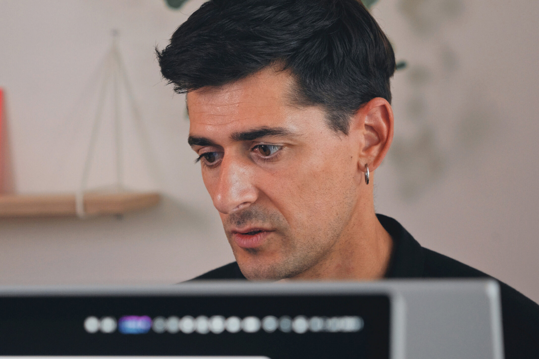 Mitarbeiter von seitenweise prüft ein Projekt am Monitor